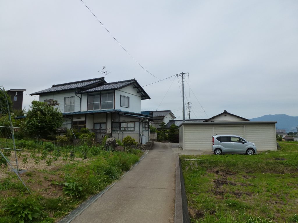 097_大きな倉庫と２階建ての広めな住宅