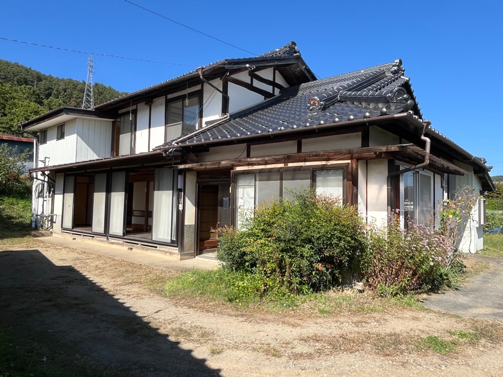106_畑や農機具小屋のついた２階建て住宅